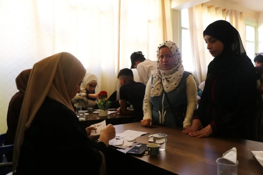 توزيع البطاقات الامتحانية لطلاب المرحلة الإعدادية لمنهاج النظام السابق