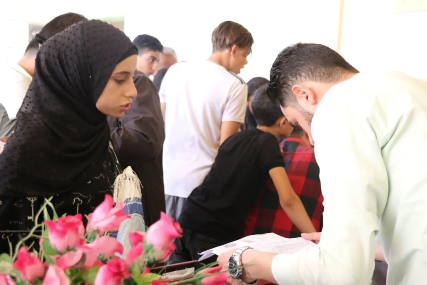 توزيع البطاقات الامتحانية لطلاب المرحلة الإعدادية لمنهاج النظام السابق