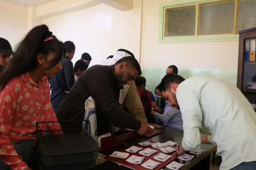 توزيع البطاقات الامتحانية لطلاب المرحلة الإعدادية لمنهاج النظام السابق