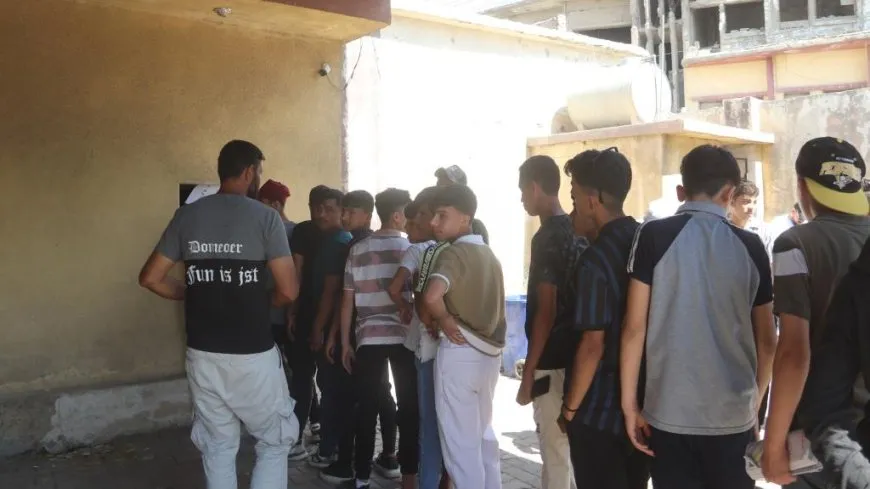 توزيع البطاقات الامتحانية لطلاب المرحلة الإعدادية لمنهاج النظام السابق