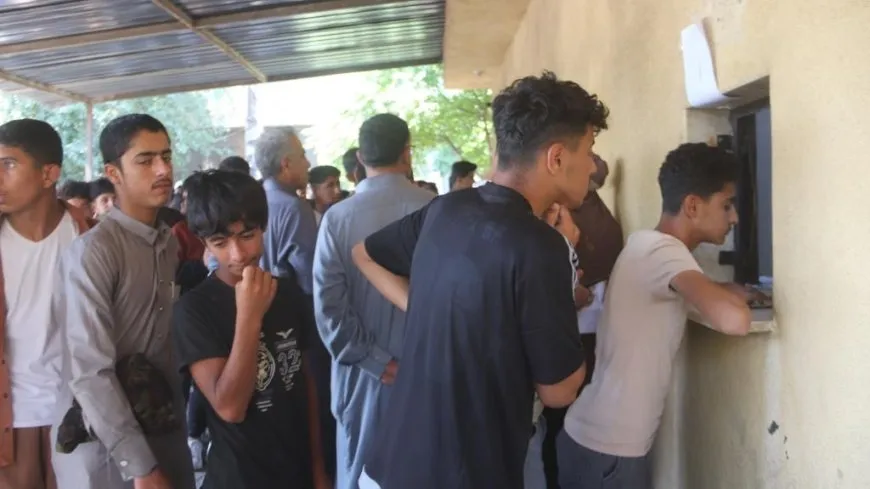 توزيع البطاقات الامتحانية لطلاب المرحلة الإعدادية لمنهاج النظام السابق