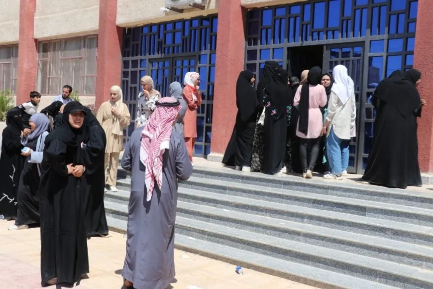 توزيع البطاقات الامتحانية لطلاب المرحلة الإعدادية لمنهاج النظام السابق