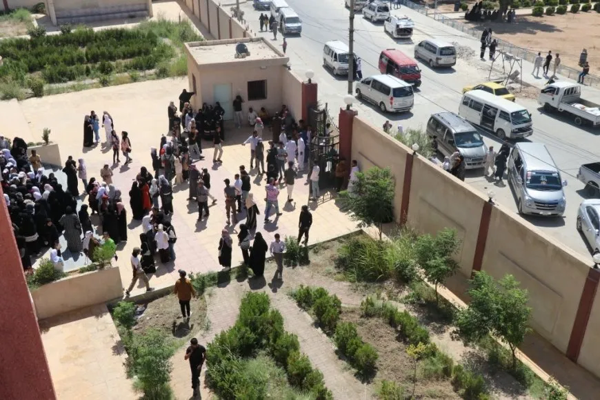 توزيع البطاقات الامتحانية لطلاب المرحلة الإعدادية لمنهاج النظام السابق