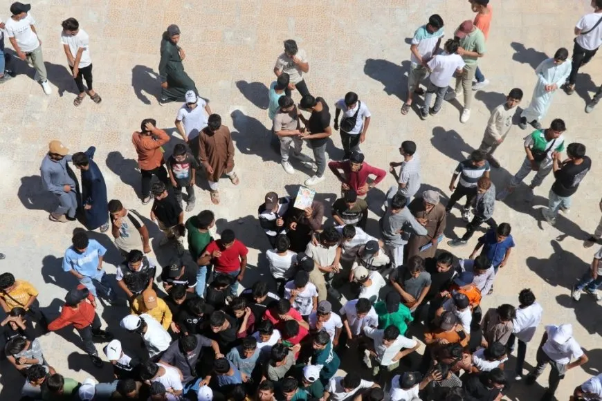 توزيع البطاقات الامتحانية لطلاب المرحلة الإعدادية لمنهاج النظام السابق