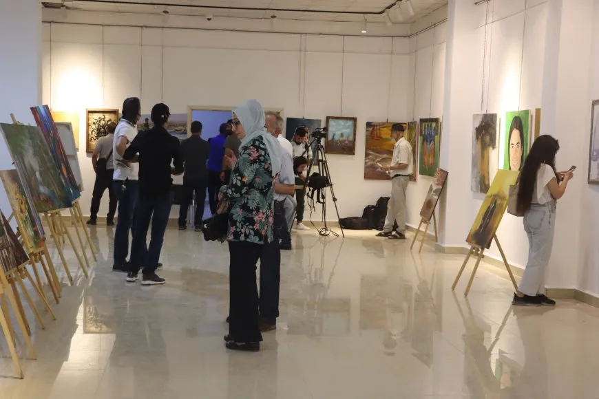 معرض الفن التشكيلي في يومه الثاني: مساحة تنبض بالألوان والذاكرة