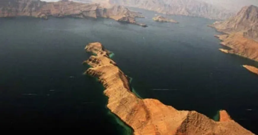 إيران تلوّح بإغلاق مضيق هرمز وتهدد القواعد الأمريكية حال تدخّل واشنطن