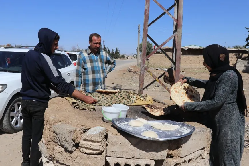 رائحة خبز مريم تتسلل عبر النوافذ وتجذب السائقين والمارة