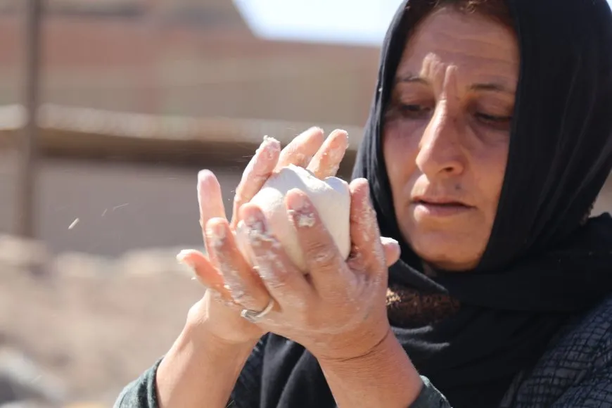 رائحة خبز مريم تتسلل عبر النوافذ وتجذب السائقين والمارة