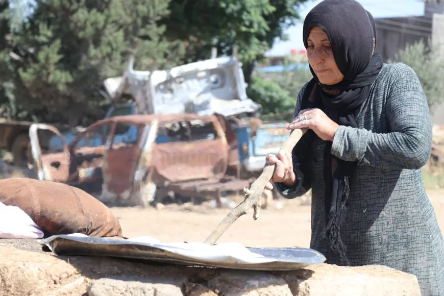 رائحة خبز مريم تتسلل عبر النوافذ وتجذب السائقين والمارة