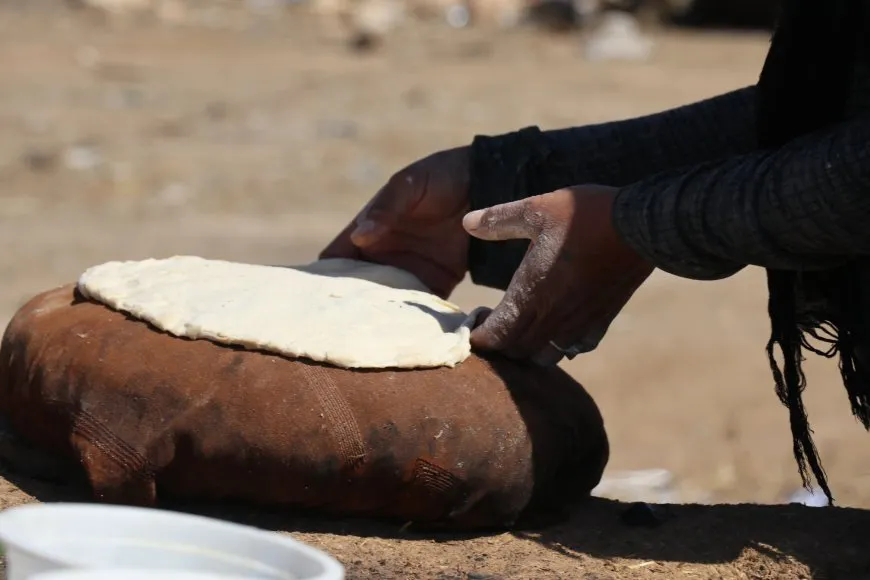 رائحة خبز مريم تتسلل عبر النوافذ وتجذب السائقين والمارة