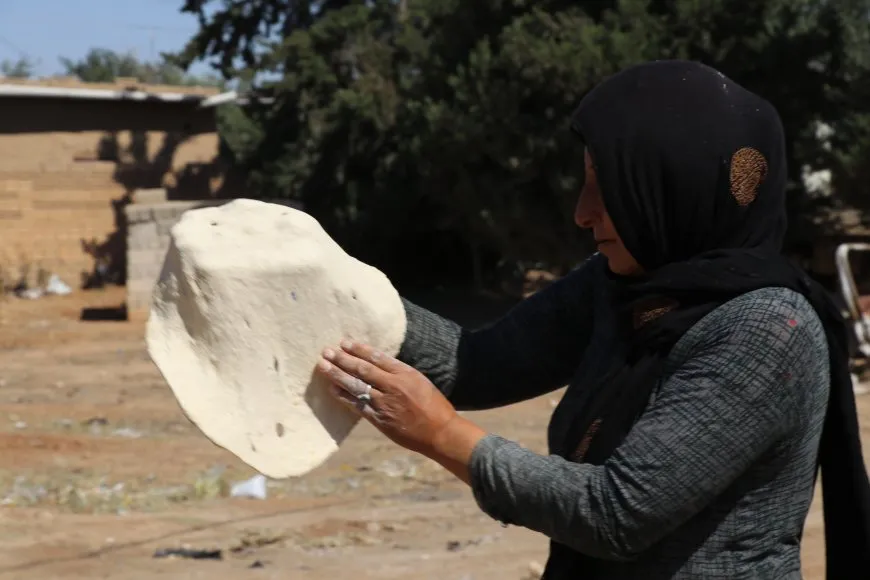 رائحة خبز مريم تتسلل عبر النوافذ وتجذب السائقين والمارة