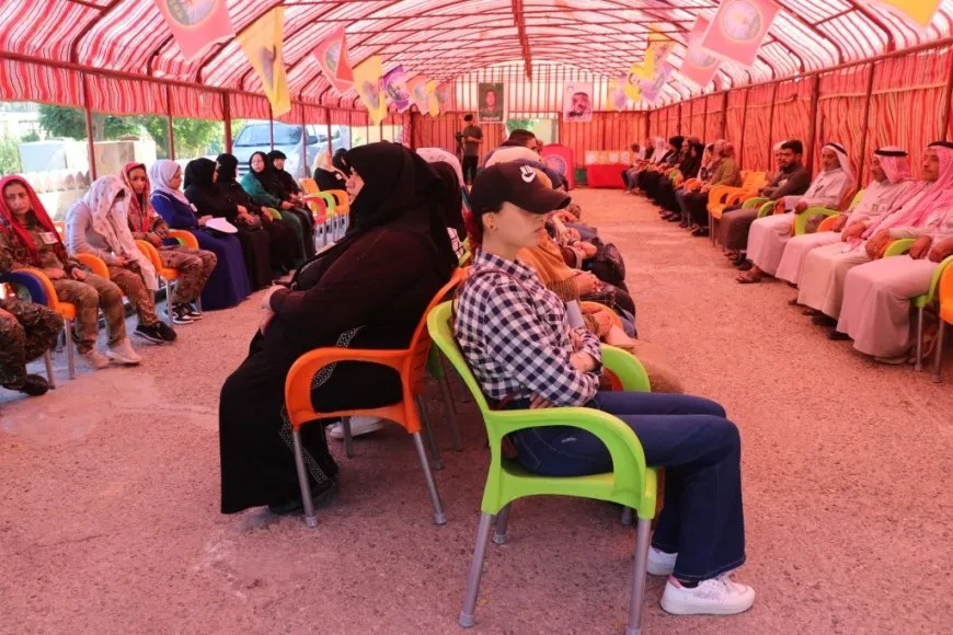 تقديم واجب العزاء لذوي شهيدين في الطبقة
