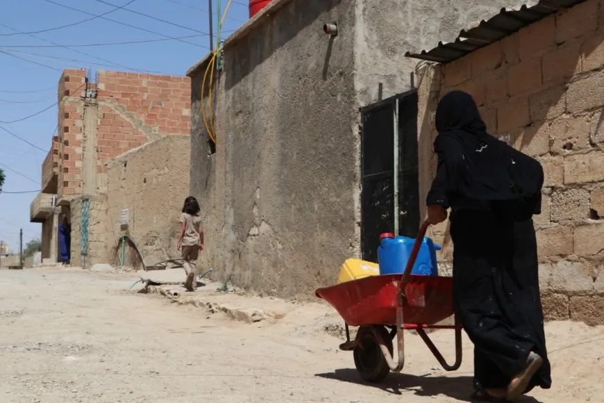 معاناة نساء الحسكة في حمل المياه يومياً
