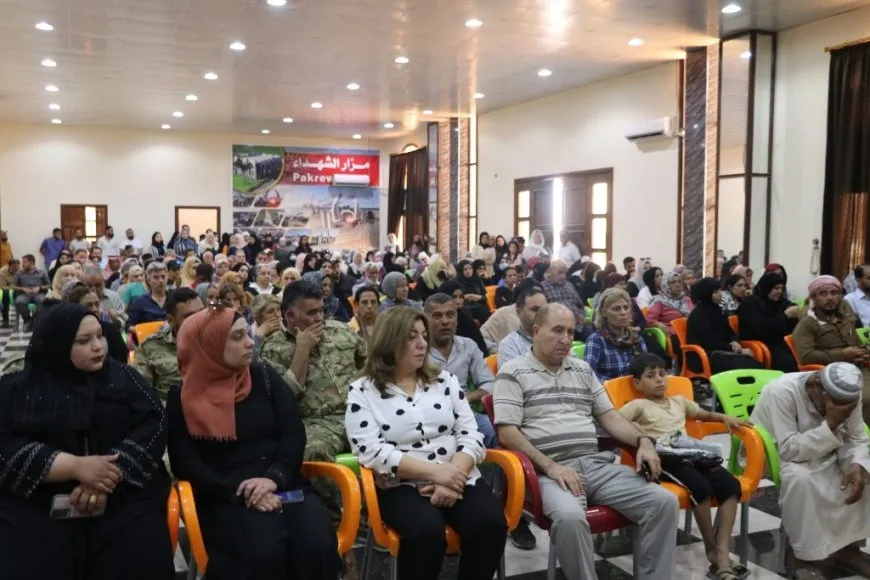 الطبقة تخلد تضحيات 32 شهيداً وشهيدة في مراسم استذكار