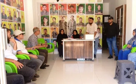 عضوات وأعضاء الإدارة الذاتية يشاركون في عمل الكومينات 