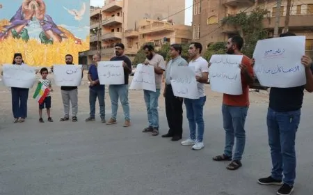 وقفة احتجاجية في قامشلو تنديدًا بالعنف ومجازر السويداء