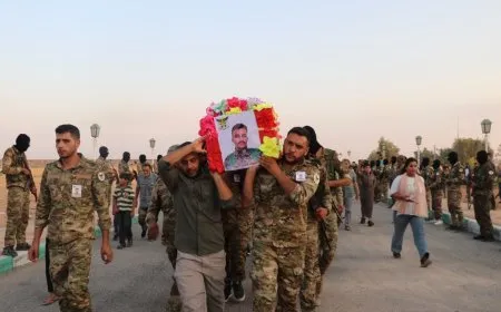 أهالي الطبقة يشيعون جثمان مقاتل من جبهة الأكراد