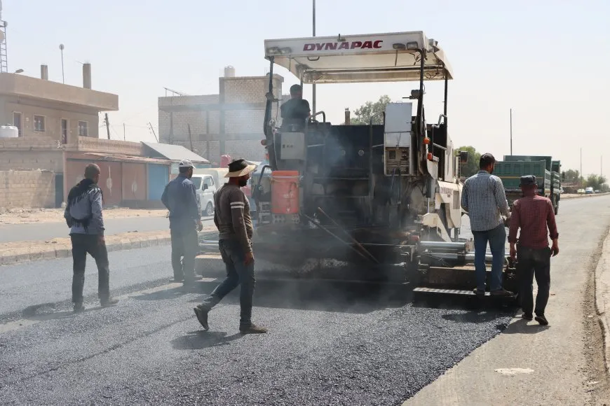 استمرار أعمال تعبيد الشوارع في مدينة قامشلو
