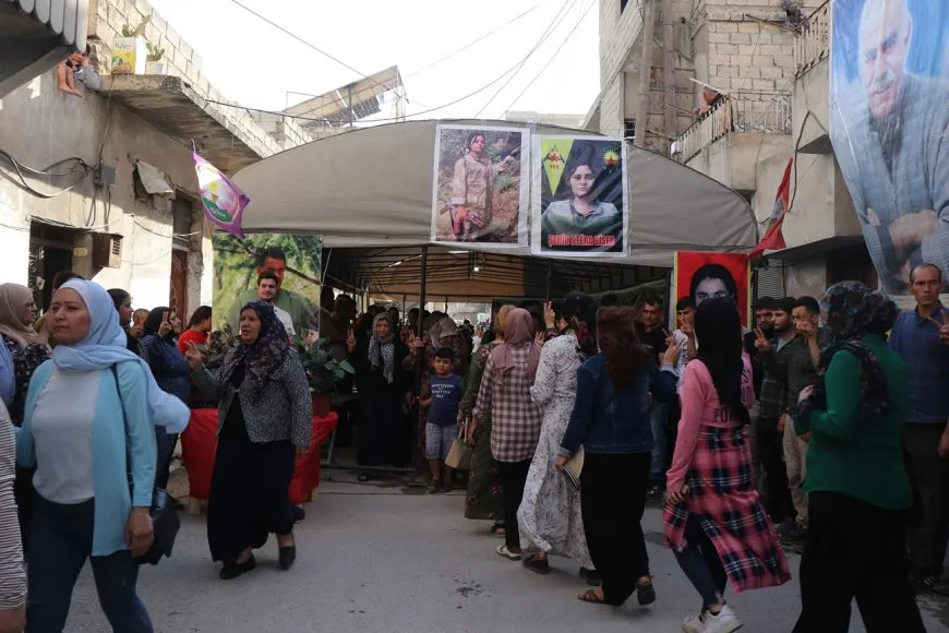 خلال مراسم  عزاء الشهيدة ستيرا: بتضحيات الشهداء يكتب تاريخ الحرية