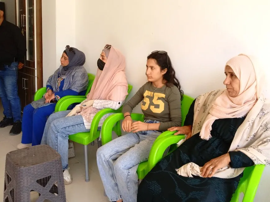 عضوات وأعضاء الإدارة الذاتية يشاركون في عمل الكومينات 