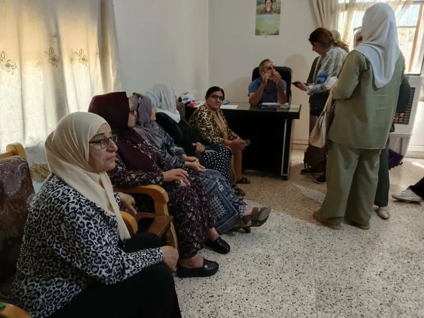عضوات وأعضاء الإدارة الذاتية يشاركون في عمل الكومينات 