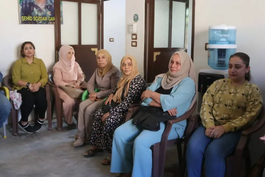 عضوات وأعضاء الإدارة الذاتية يشاركون في عمل الكومينات 