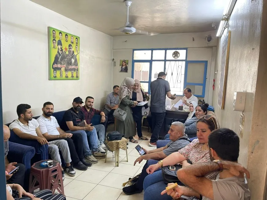 عضوات وأعضاء الإدارة الذاتية يشاركون في عمل الكومينات 