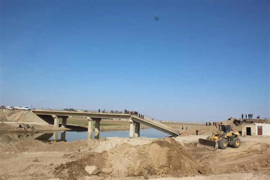 بلدية تل تمر تنشئ طريقاً بديلاً بعد انهيار جسر حيوي على طريق (M4)
