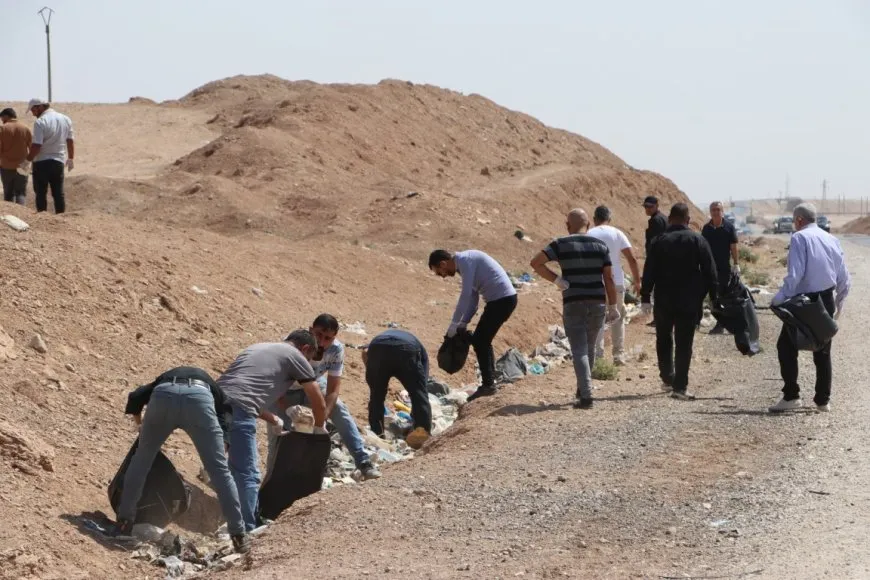 بلدية الشعب في الحسكة تنظف المدخل الجنوبي وتدعو لحملات شعبية مستمرة
