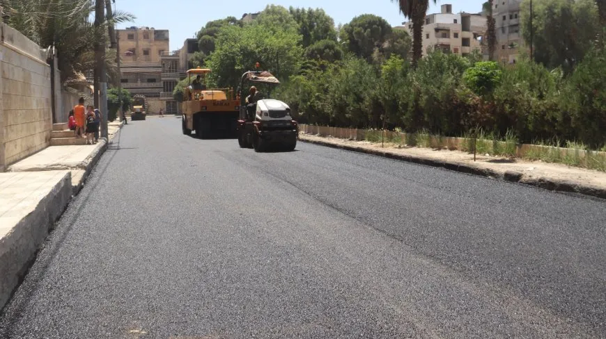استمرار أعمال تعبيد الطرق في مقاطعة الرقة 