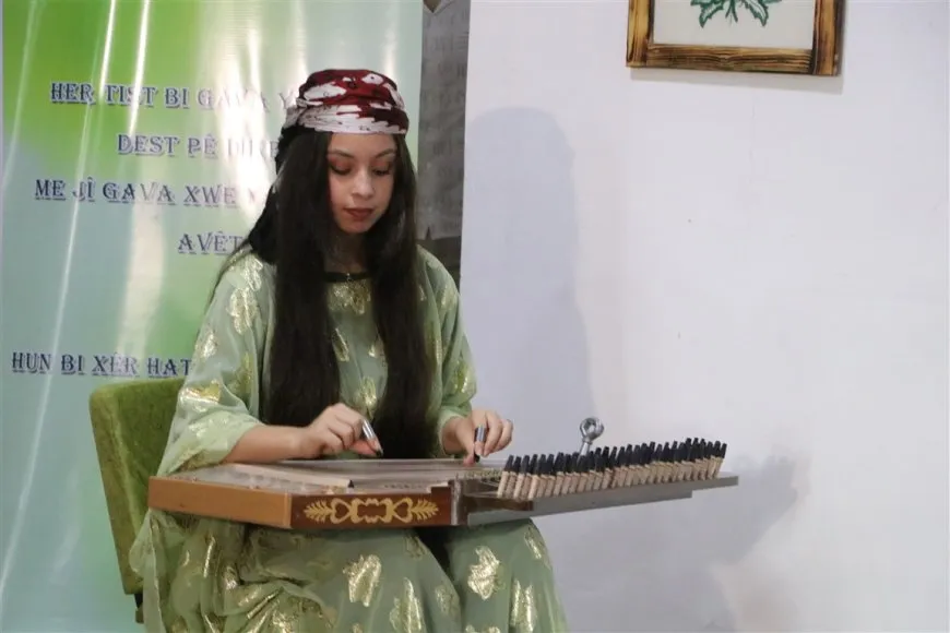 "خريجات المعهد سيكنّ ركيزة لتغيير وتطوير الثقافة والفن في روج آفا"