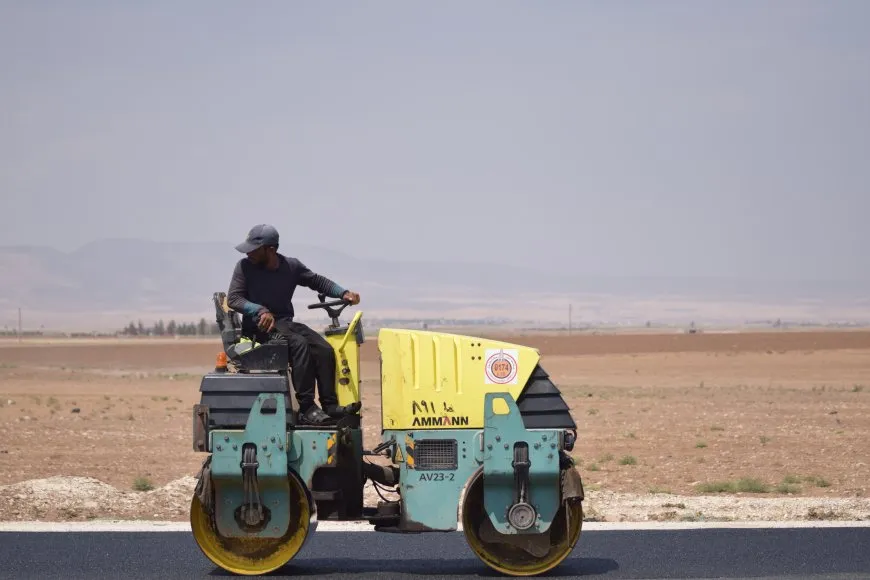 عمال يكافحون تحت شمس لاهبة لإنهاء أعمال إنشاء أوتوستراد قامشلو - ديرك