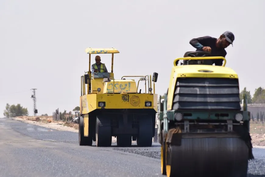 عمال يكافحون تحت شمس لاهبة لإنهاء أعمال إنشاء أوتوستراد قامشلو - ديرك