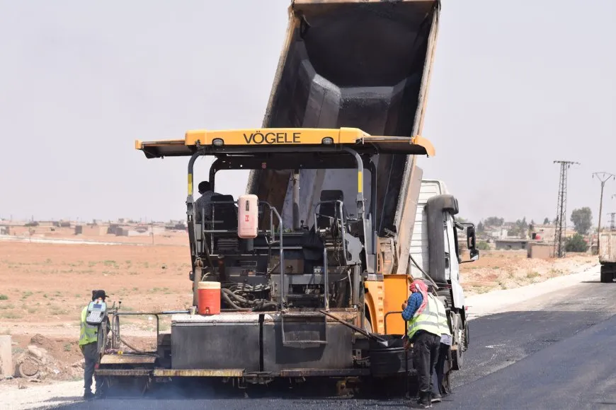 عمال يكافحون تحت شمس لاهبة لإنهاء أعمال إنشاء أوتوستراد قامشلو - ديرك