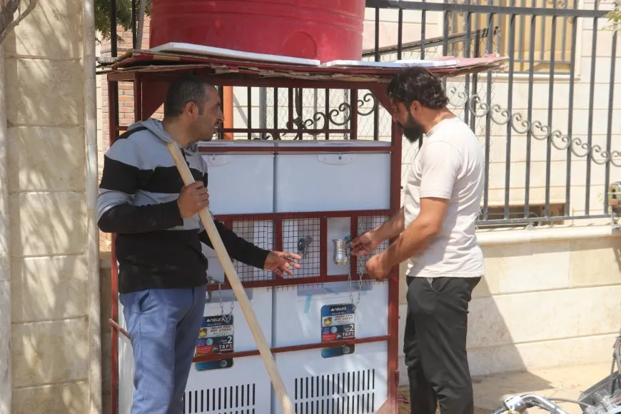 بلمسة مجتمعية.. سكان هجين ينعشون الشوارع بالماء البارد