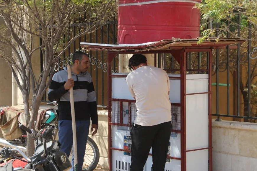 بلمسة مجتمعية.. سكان هجين ينعشون الشوارع بالماء البارد