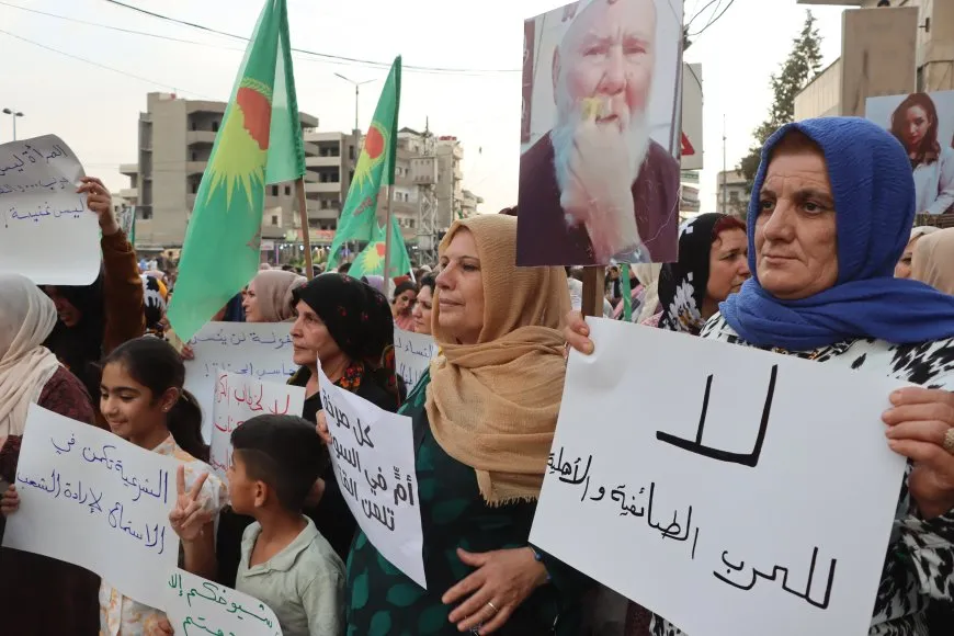 مظاهرة نسائية في قامشلو تندد بالمجازر ضد الدروز في السويداء