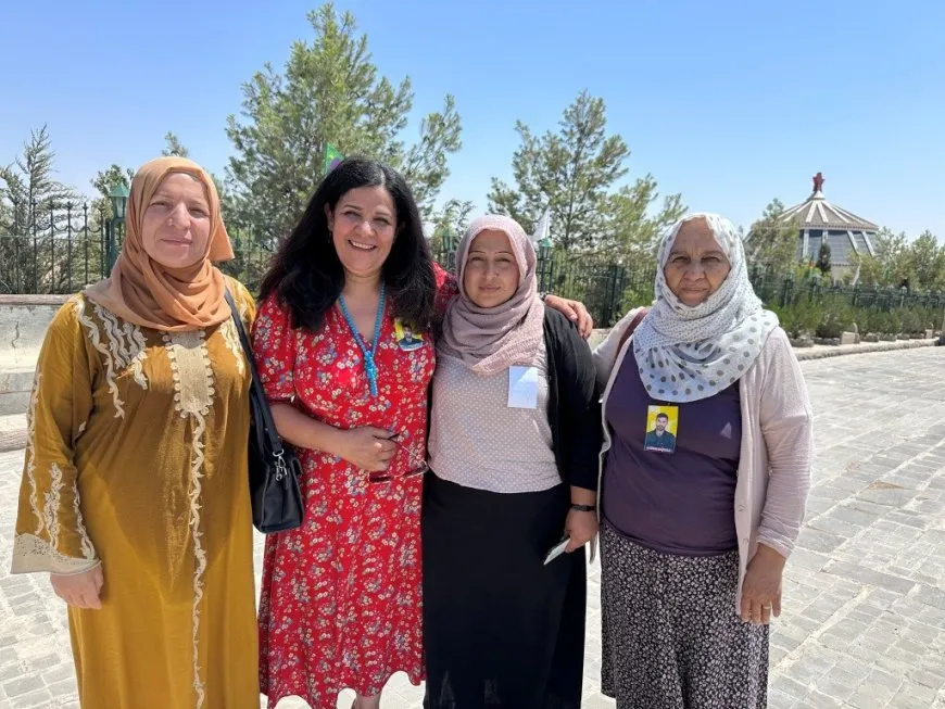 الفنان دلو دوغان والفنانة جالا روجهلات في زيارة لمزار شهداء كوباني