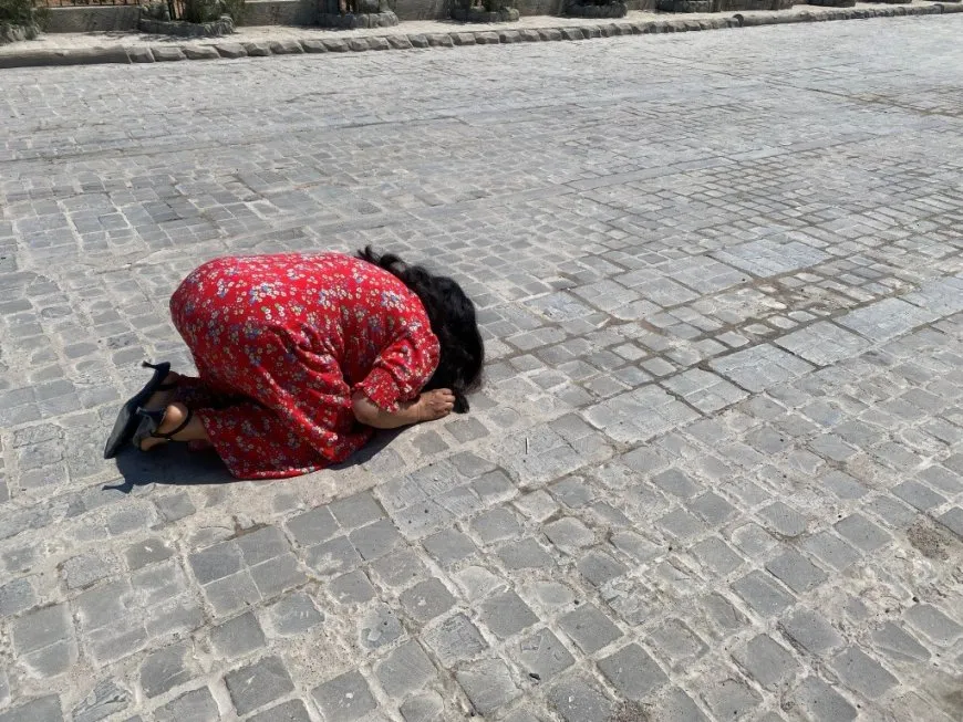 الفنان دلو دوغان والفنانة جالا روجهلات في زيارة لمزار شهداء كوباني