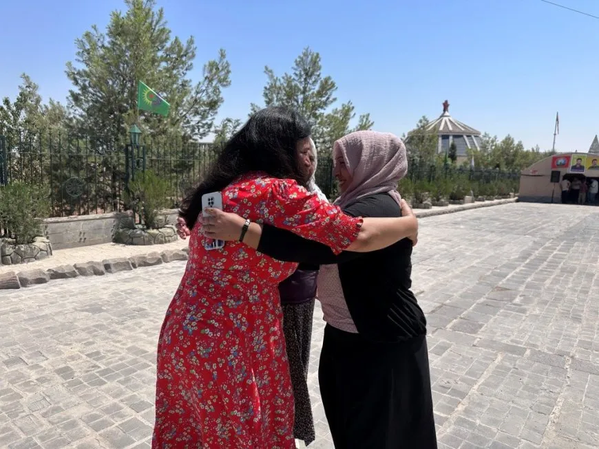 الفنان دلو دوغان والفنانة جالا روجهلات في زيارة لمزار شهداء كوباني