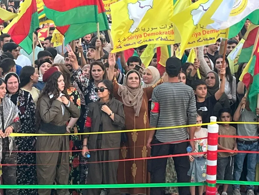 حشود الأهالي تجتمع في ساحات الاحتفال للاحتفاء بذكرى انطلاقة ثورة 19 تموز