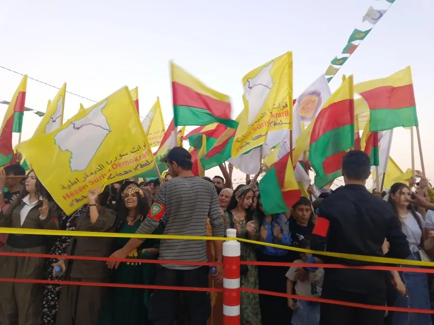 حشود الأهالي تجتمع في ساحات الاحتفال للاحتفاء بذكرى انطلاقة ثورة 19 تموز