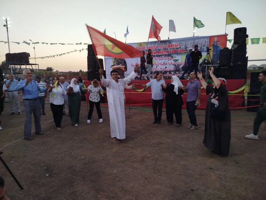 حشود الأهالي تجتمع في ساحات الاحتفال للاحتفاء بذكرى انطلاقة ثورة 19 تموز