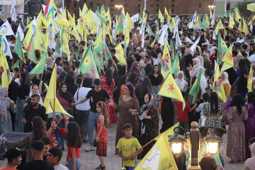 حشود الأهالي تجتمع في ساحات الاحتفال للاحتفاء بذكرى انطلاقة ثورة 19 تموز