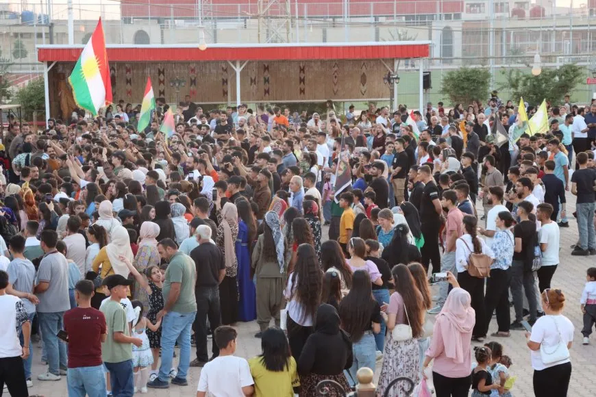 حشود الأهالي تجتمع في ساحات الاحتفال للاحتفاء بذكرى انطلاقة ثورة 19 تموز