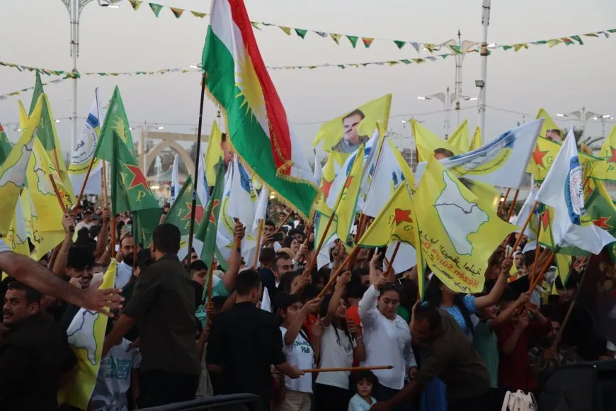 حشود الأهالي تجتمع في ساحات الاحتفال للاحتفاء بذكرى انطلاقة ثورة 19 تموز
