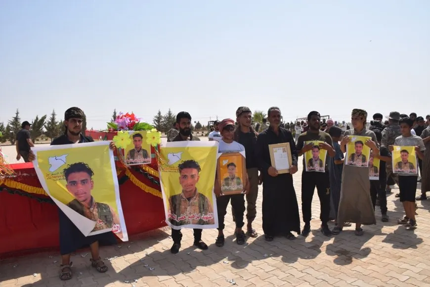 أهالي الشدادي يشيّعون جثمانَي شهيدَين من قوات سوريا الديمقراطية