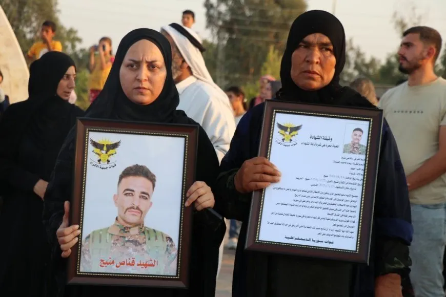 أهالي الطبقة يشيعون جثمان مقاتل من جبهة الأكراد