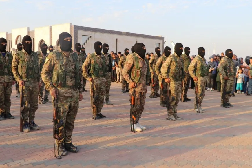 أهالي الطبقة يشيعون جثمان مقاتل من جبهة الأكراد