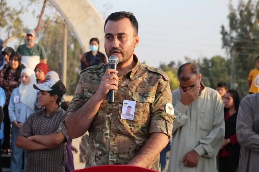 أهالي الطبقة يشيعون جثمان مقاتل من جبهة الأكراد